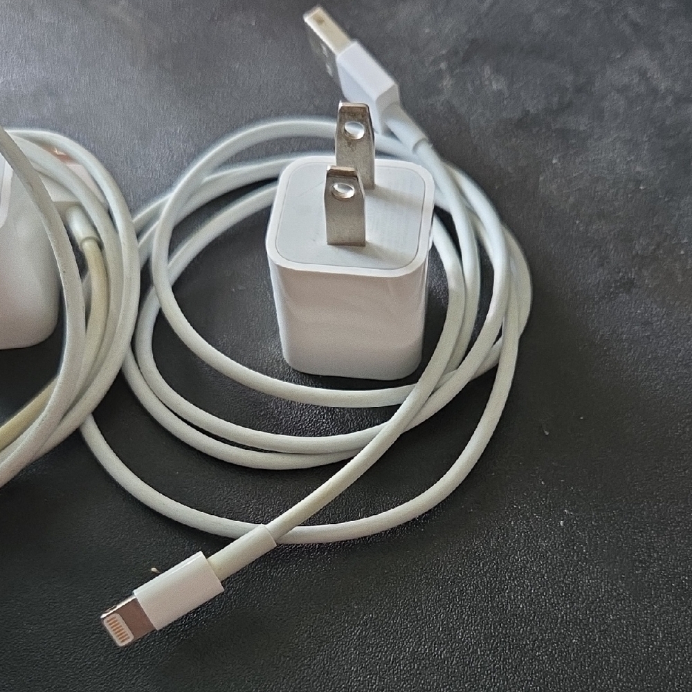 White USB Charging Cable and Adapter Set - Picture 3 of 3